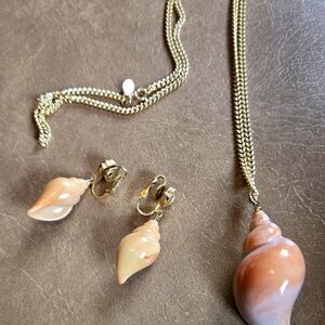 Vintage Avon Coral Conch Shell Necklace and Clip Earrings Set